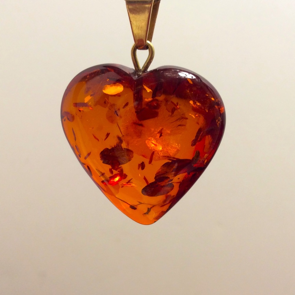 Solid 14K yellow gold and Baltic amber pendant **